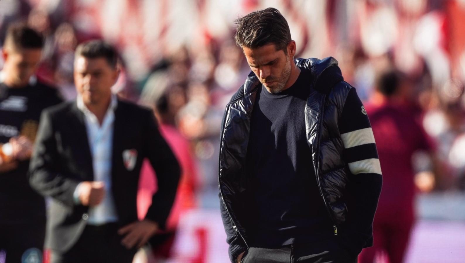 Imagen Gago hizo un planteo timorato en el Monumental y lo pagó con derrota y despido.