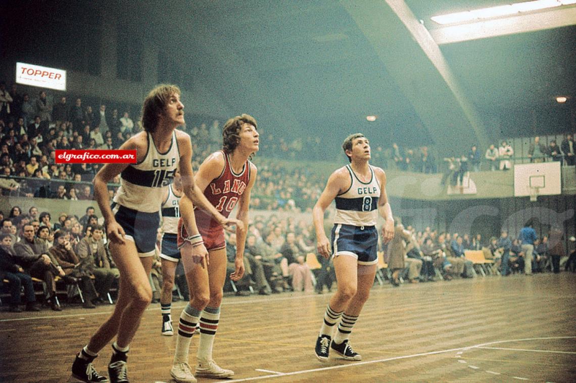 Imagen Enojado con los dirigentes de Estudiantes, Cabrera se fue a jugar para Gimnasia y Esgrima La Plata en el ’76 y el ’77. Allí fue compañero de Ernesto Gehrmann y rival de Norberto Meire.