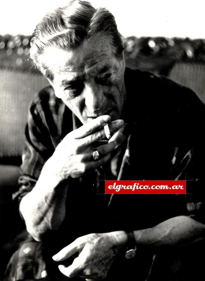 Imagen Esto es una actitud común pero extraña a su temperamento. Sólo el placer del cigarrillo puede "cortarle" el discurso...