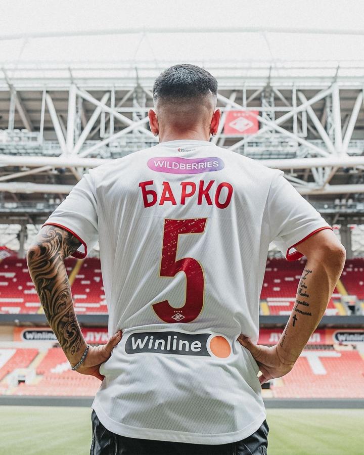 Imagen Esequiel Barco con su nuevo dorsal en el estadio del Spartak.