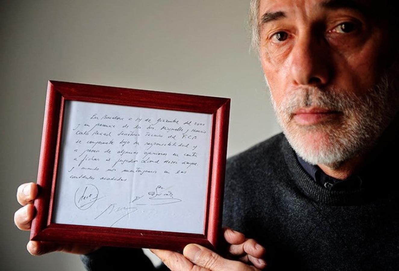 Imagen Horacio Gaggioli y la histórica servilleta del contrato de Messi.