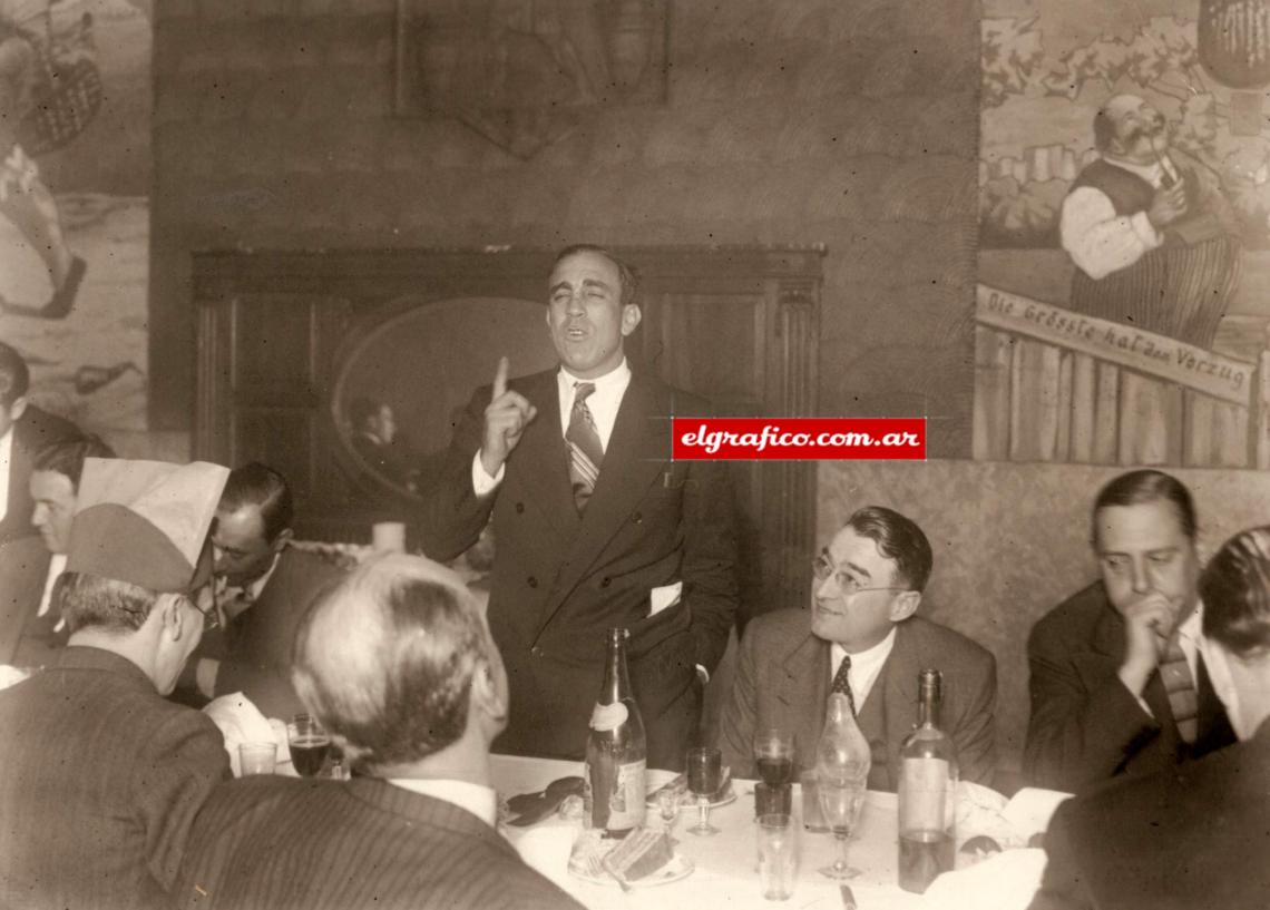 Imagen Ricardo Lorenzo, ya avanzada la fiesta, dando un discurso relajado. Enfrente con un gorro de cotillón, Félix Frascara, el autor de esta nota. 