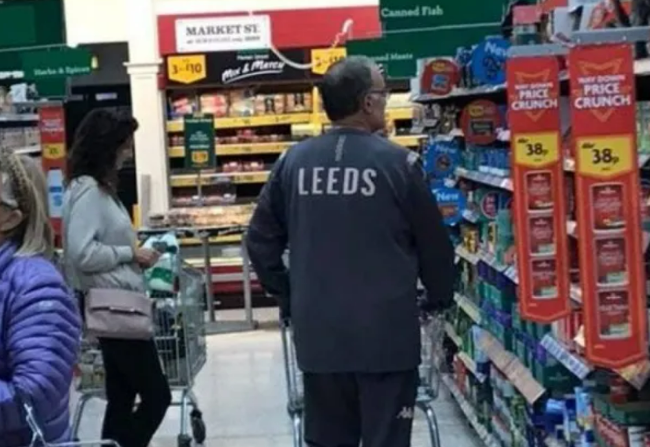 Imagen Marcelo Bielsa en plena compra de supermercado, en Leeds.