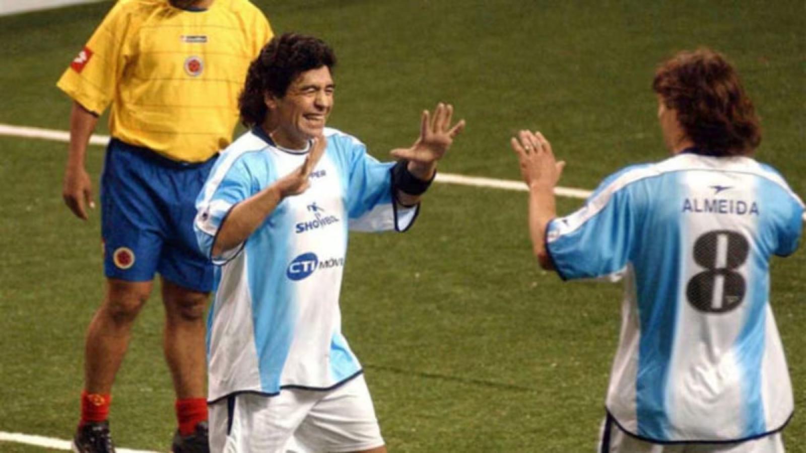 Imagen Maradona y Almeyda juntos, defendiendo los colores argentinos en un showbol.