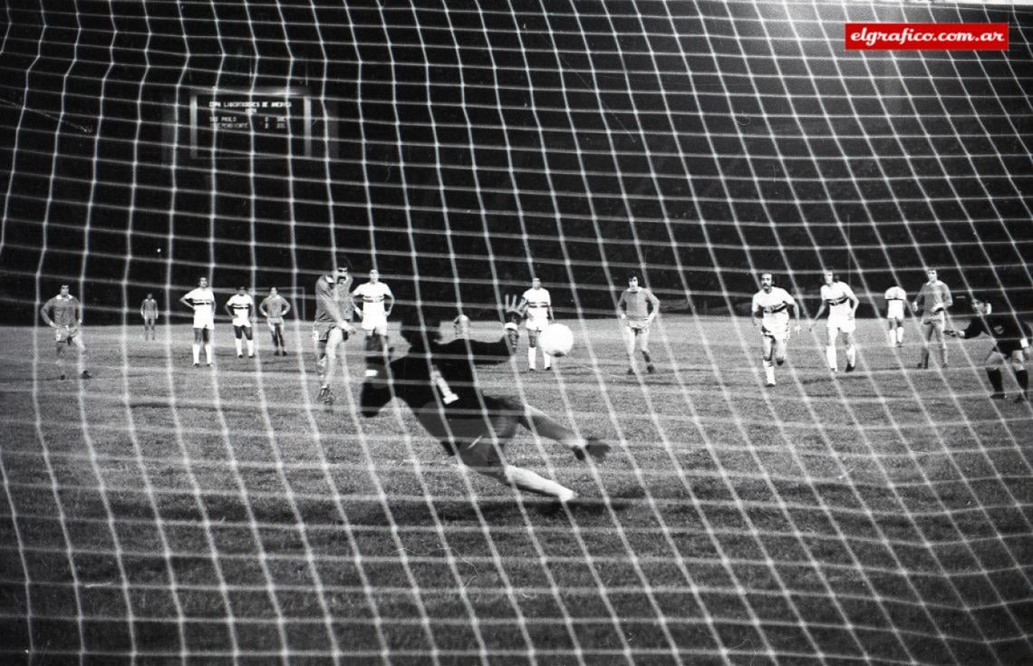 El Chivo Ricardo Pavoni saca un misil de penal y marca el único gol de Independiente frente a San Pablo en el partido de desempate de la final jugada en Chile. El Rojo gana su quinta Libertadores.