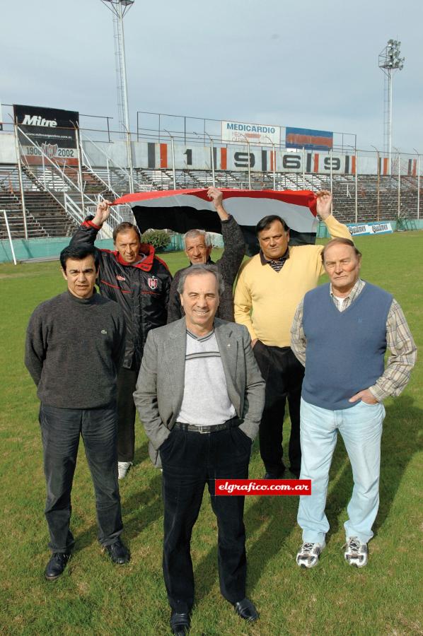 Imagen Seis héroes, 35 años después. Primera fila: Bargas, Frassoldati y Neumann. Detrás: Petrocelli, Puntorero y Palacios. Glorias de Chacarita.