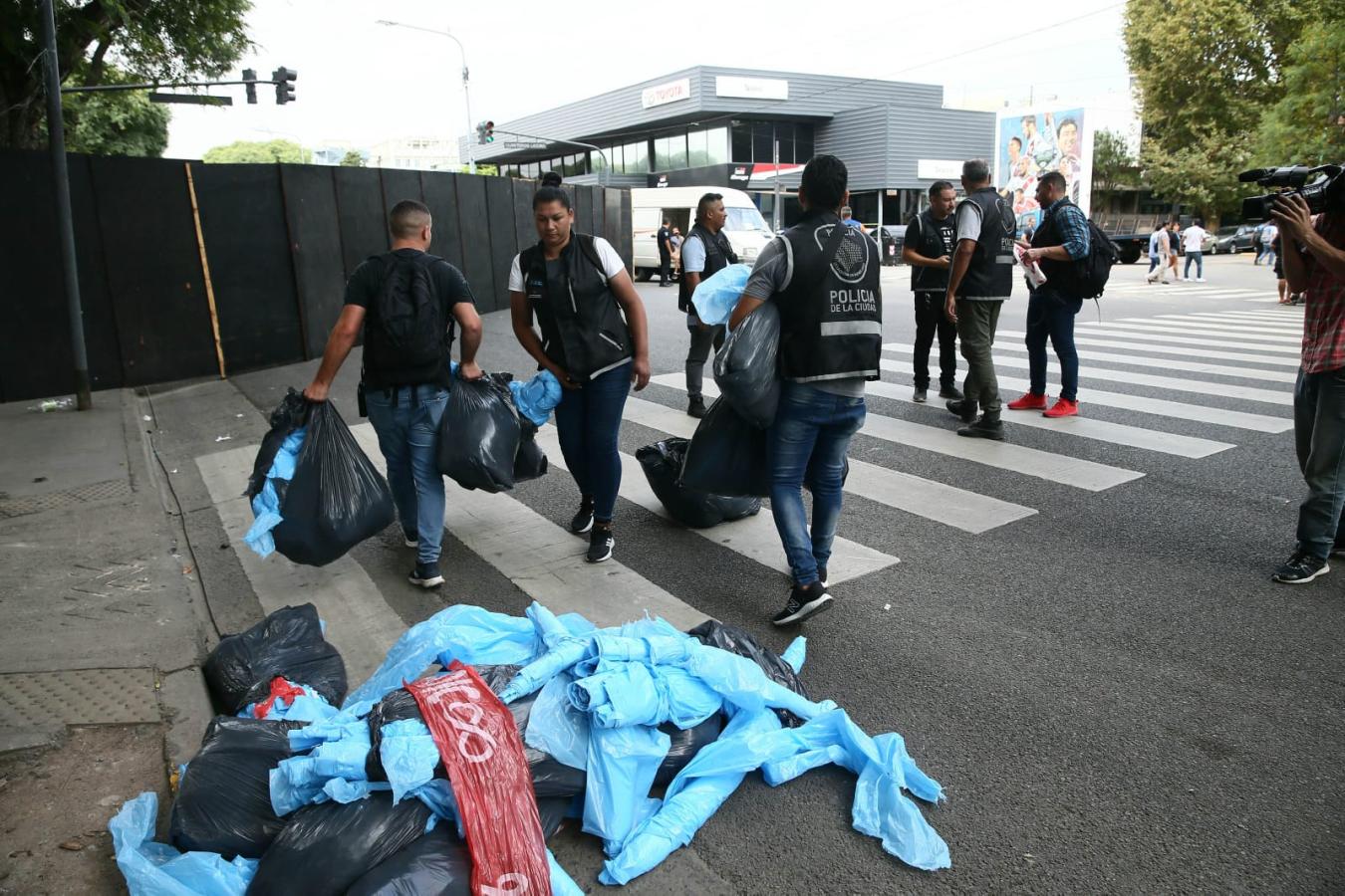 Imagen El operativo policial incautó entradas, prendas y otros artículos.