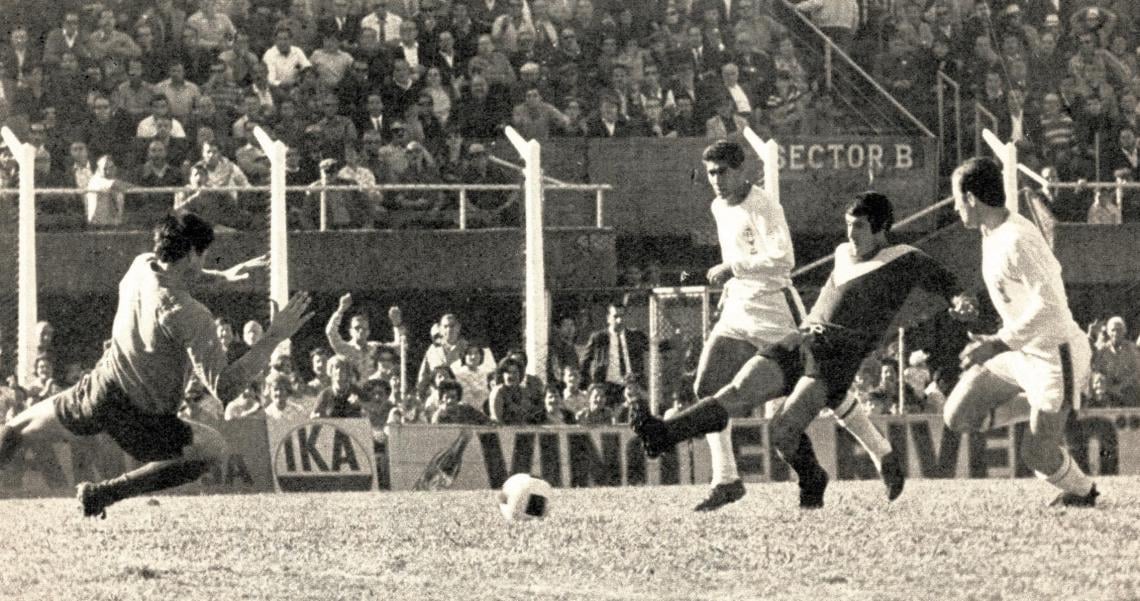 Imagen Empiezan las "obras maestras de Willington". Tres minutos: pelota de 30 metros que coloca para la entrada de Pérez, entre Diez y Fernández, libre de marca. Remate y primer gol.