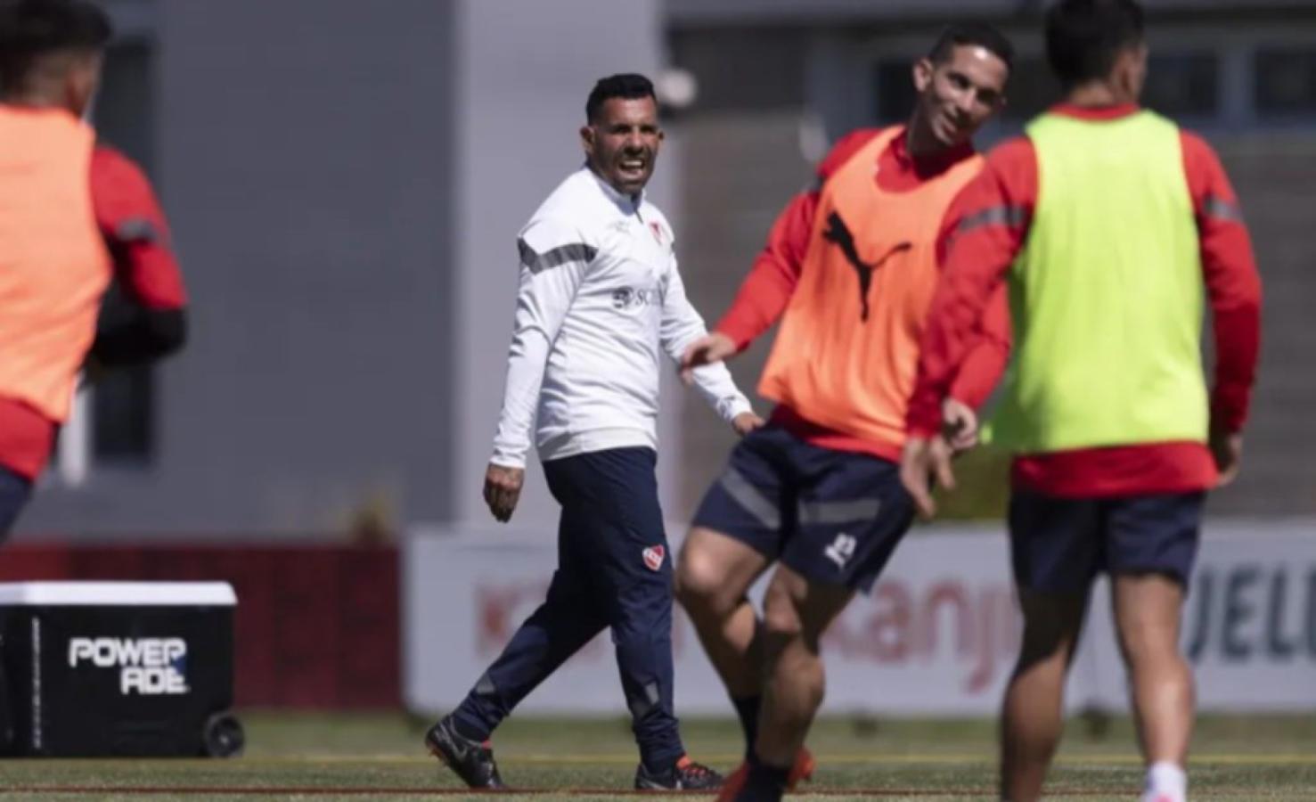 Imagen Carlos Tevez puso condiciones para seguir al frente del plantel del Rojo.