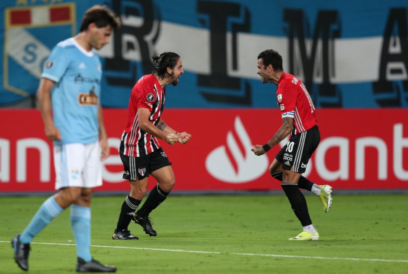 Imagen El Tin Benítez celebra su tanto, el segundo del partido, con una leyenda en actividad de la historia del fútbol: Dani Alves.