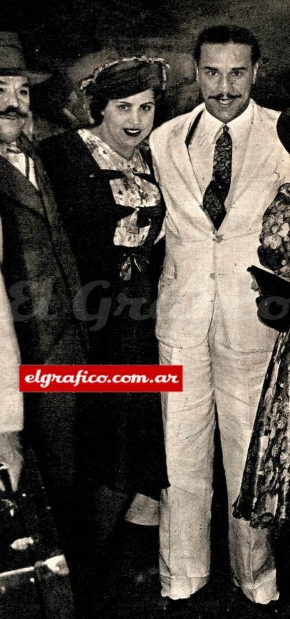 Aquí otra foto íntima de gratísima evocación para mí. Allí está nada menos que mi querido padre, el ex vigilante ya orgulloso de su hijo crack, que posa con mi hermana Iris y yo, ¿Repararon en mi pinta? No me negarán que "estaba” …
