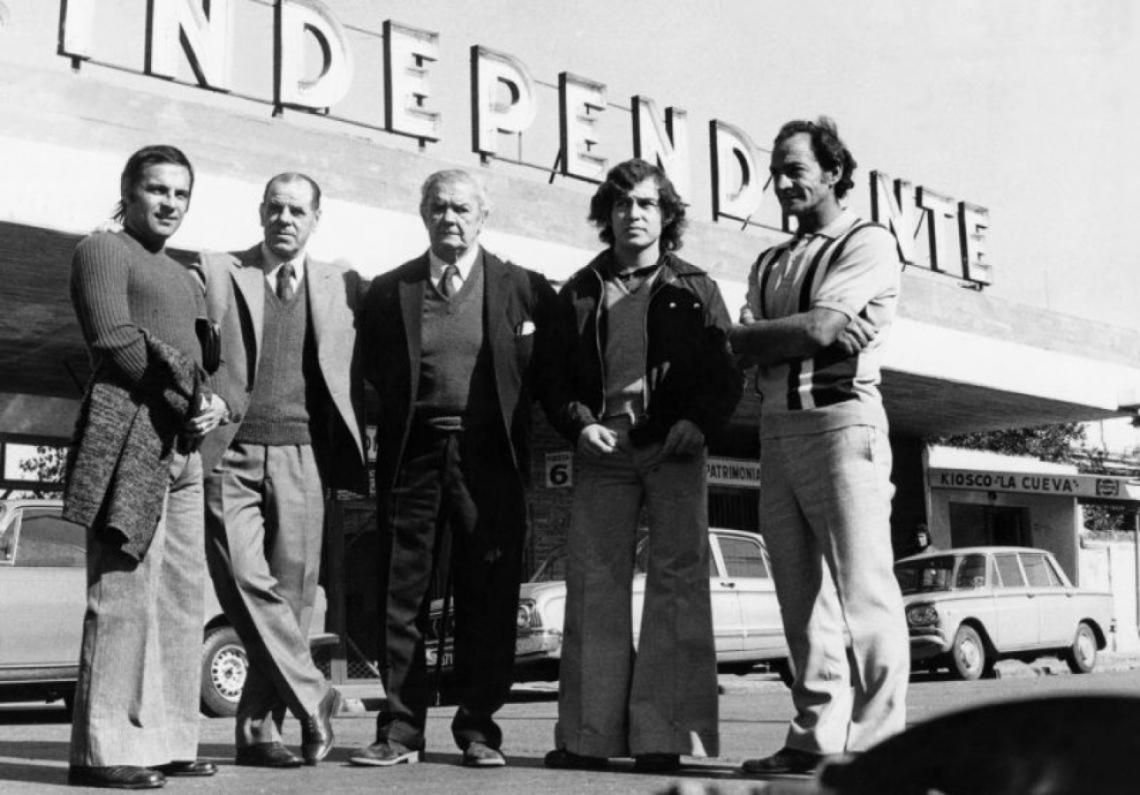 Imagen Las leyendas de Independiente: Mario “Mariulo” Rodríguez, Antonio “Cuila” Sastre, Manuel “Chancha” Seoane, Ricardo “Bocha” Bochini y Ernesto “Pelado” Grillo posan delante de la escenografía perfecta.