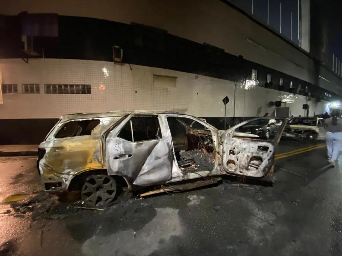 Imagen El auto del colombiano Mendoza quedó completamente quemado. Foto: Giovana Duarte