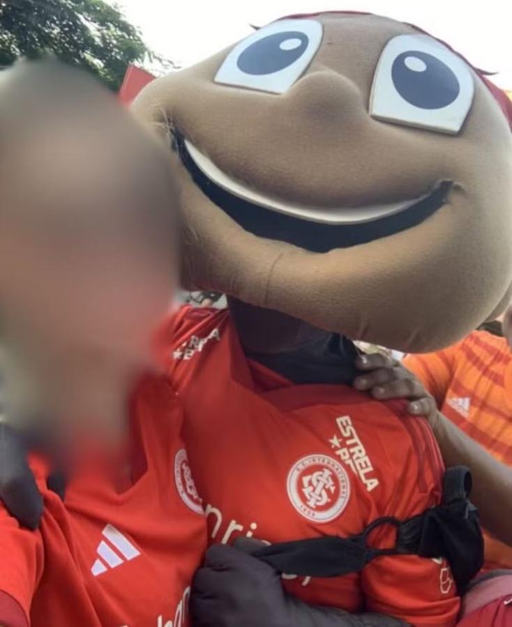 Imagen La foto divulgada por la segunda víctima. Saci la acosó mientras se sacaban una selfie.