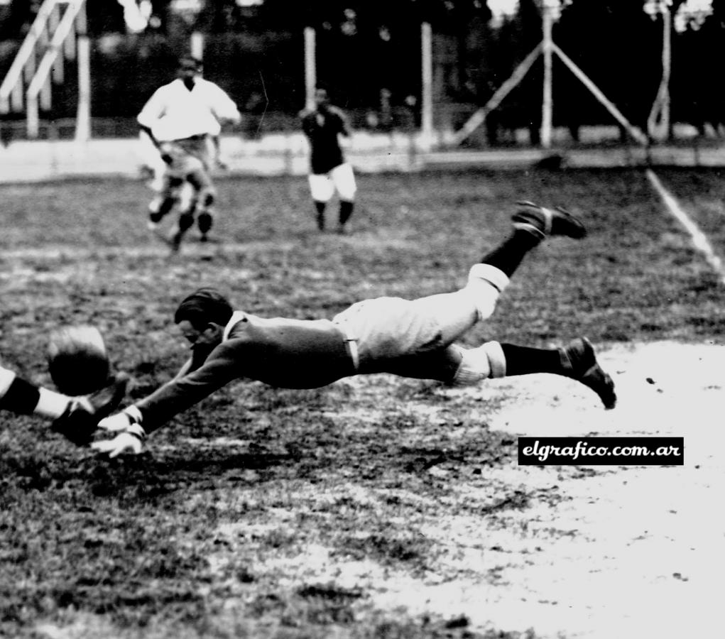 Imagen El gran arquero uruguayo se zambulle con temeridad a los pies del delantero rival, para evitar el gol.