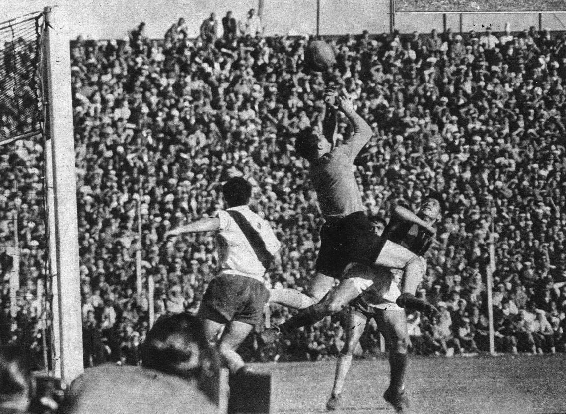 La jugada que dio origen al primer gol de San Lorenzo. En una a, citen confusa por el amontonamiento de jugadores, Carrizo perdió la pelota, Torres la impulsó, rechazó Ramos, y por último Benavídez la mandó a la red.