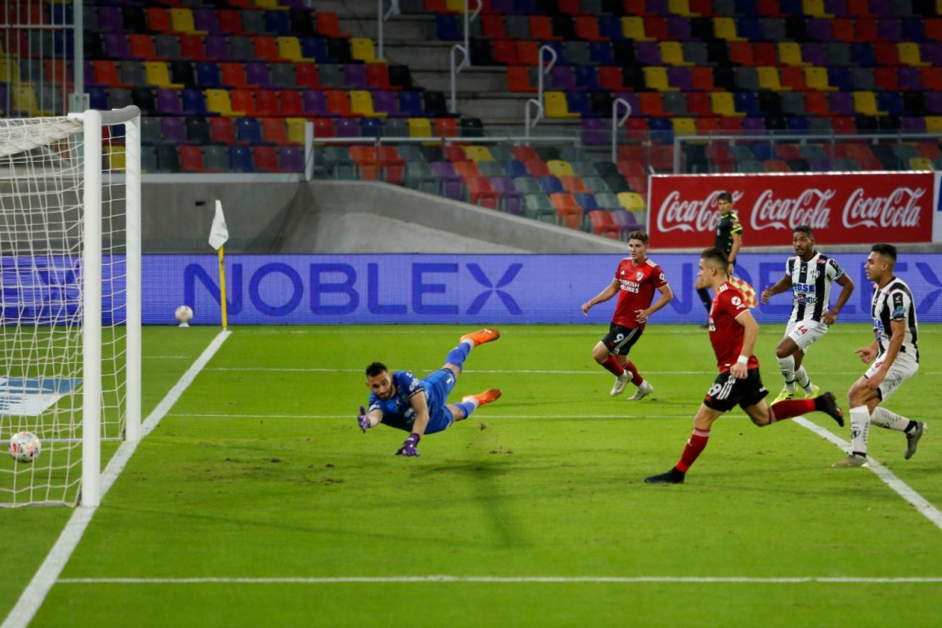 Imagen Borré volvió a gol y marcó por duplicado. Este es el primero tras una asistencia de Álvarez. Foto: Emilio Rapetti (Telam)
