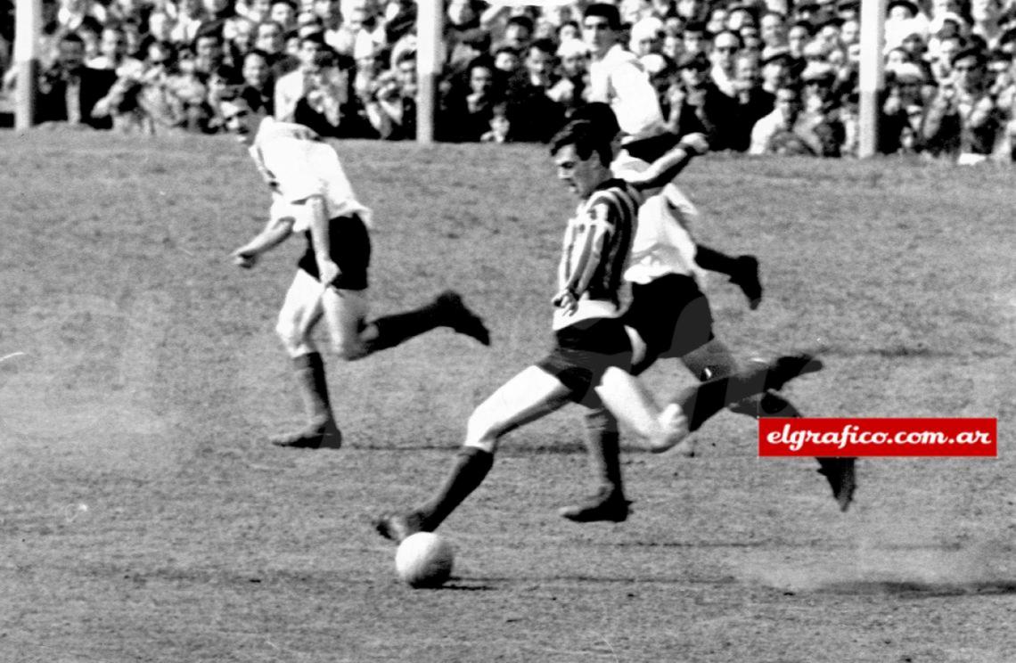 Imagen El Negro Fontanarrosa siempre decía que el gol que más recordaba fue el del Flaco Menotti a Carrizo en un Central - River del 63, desde más de 25 metros.