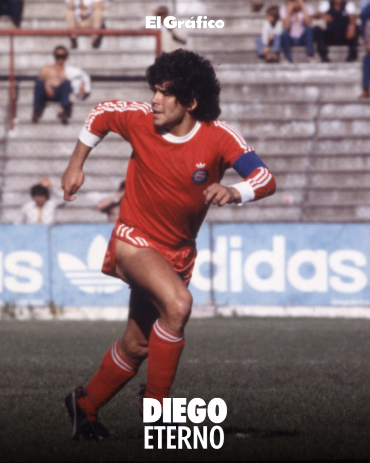 Imagen Diego Maradona en el Torneo Metropolitano de 1979 con la camiseta de Argentinos, luciendo la cinta de capitán.