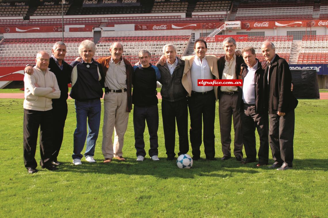 Imagen Rendo, Veron, Telch, Poletti, Villar, Rosl, Cocco, Fischer, Malbernat y Veglio. Rivales ayer, ahora comparten un grato recuerdo.