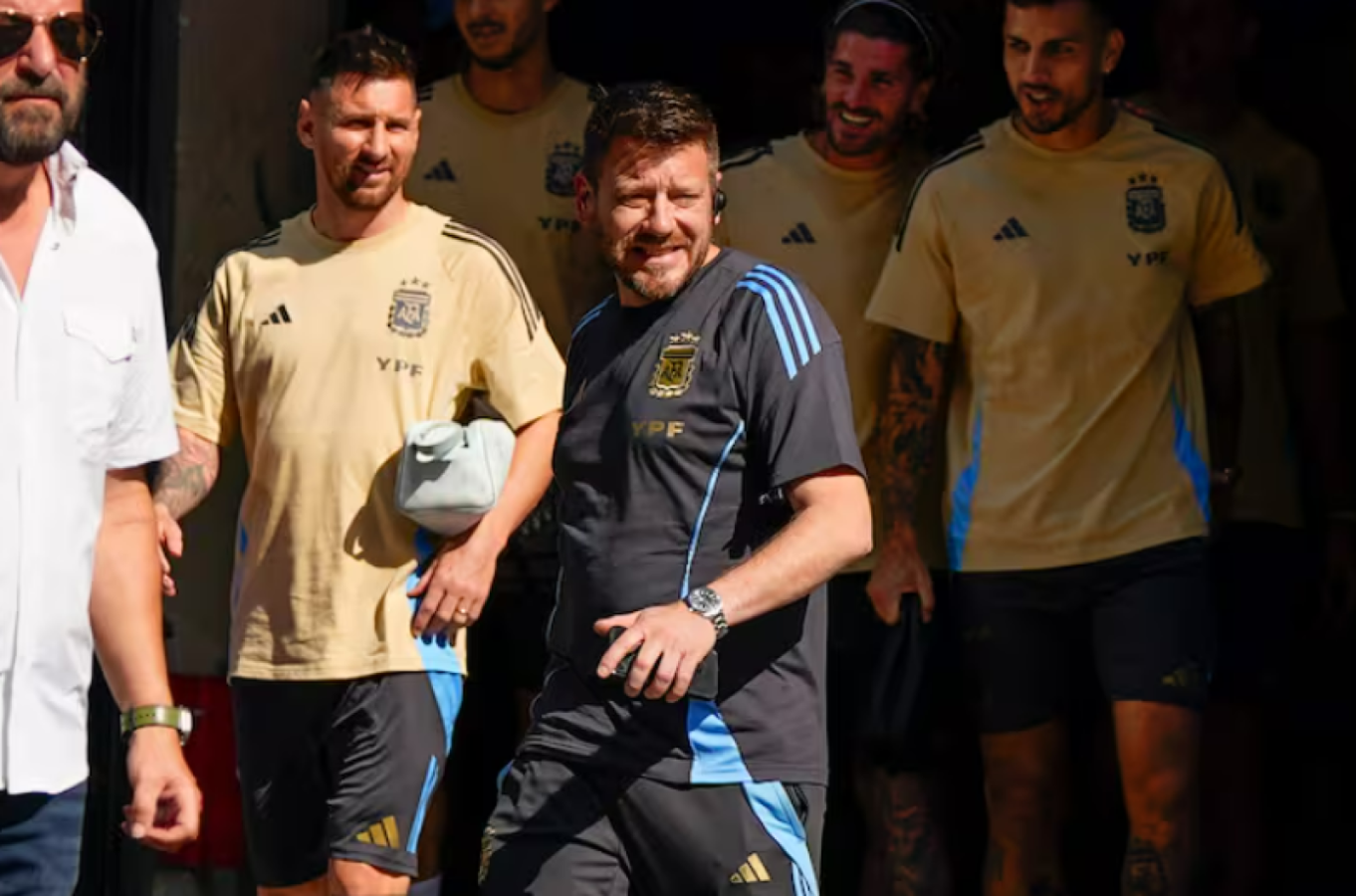Imagen Una de las salidas de Messi y compañía desde el hotel al entrenamiento.