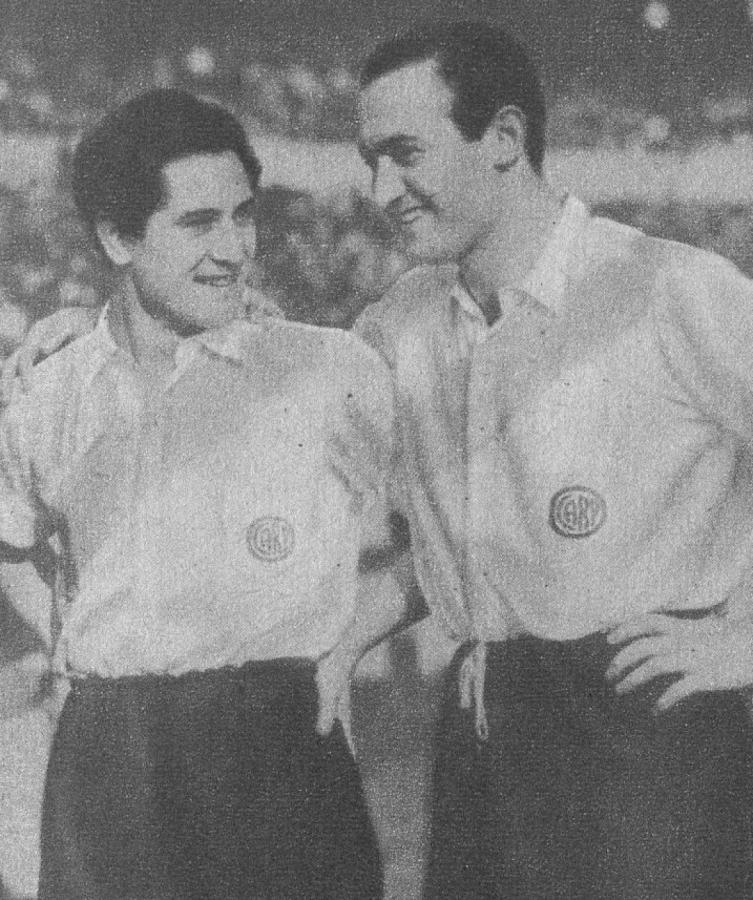Pedernera y D'Alessandro, forwards de River Plate que tuvieron un lúcido desempeño. El centreforward estuvo muy veloz y filtrador, constituyéndose en un serio peligro para la valla de Banfield.