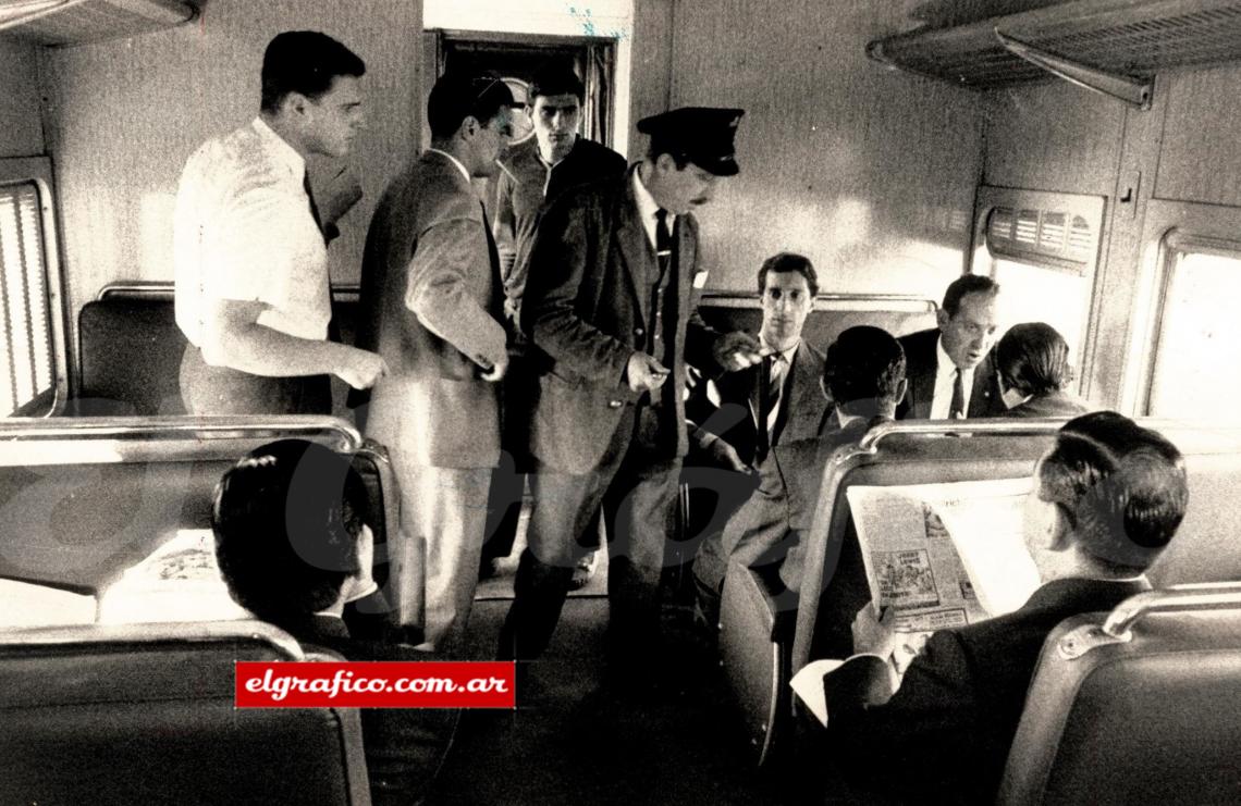 (1967) A un año de trabajo en Estudiantes, el viaje todavía anónimo a La Plata. Bilardo y Zubeldía, de frente. Conigliaro, de espaldas. Habían ¨desertado¨ Poletti y Barale…