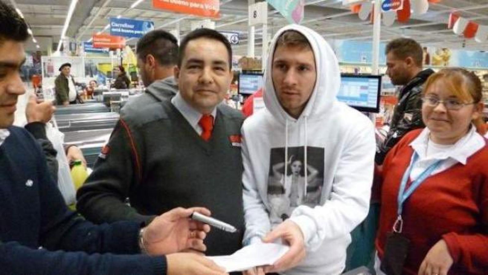 Imagen Messi, de compras en un supermercado de Gualeguaychú con la capucha puesta (EL DÍA ENTRE RÍOS)