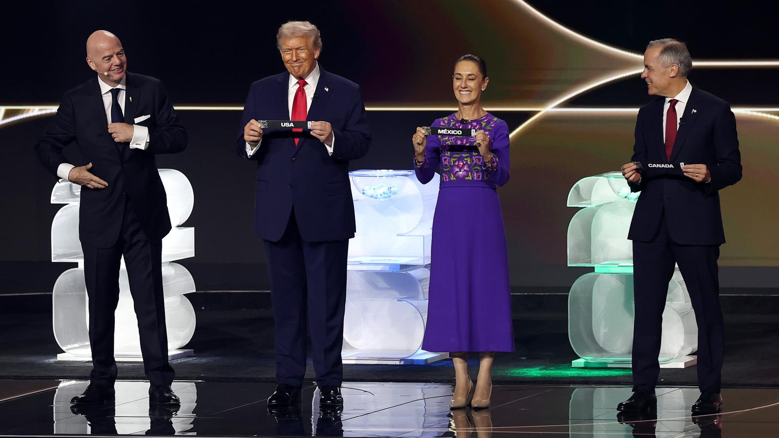 Imagen Claudia Sheinbaum, Trump y Mark Carney durante el sorteo del Mundial.