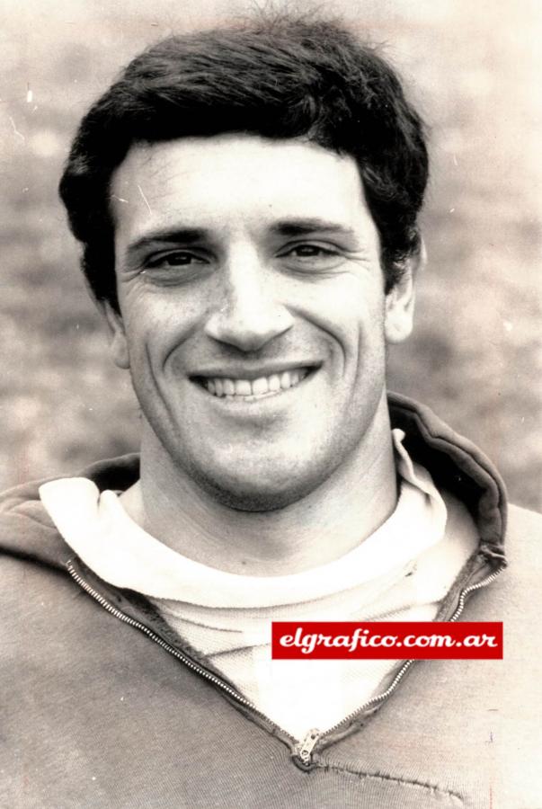 Imagen Alfio Basile, una vida dedicada al fútbol, donde triunfó como jugador y como director técnico.
