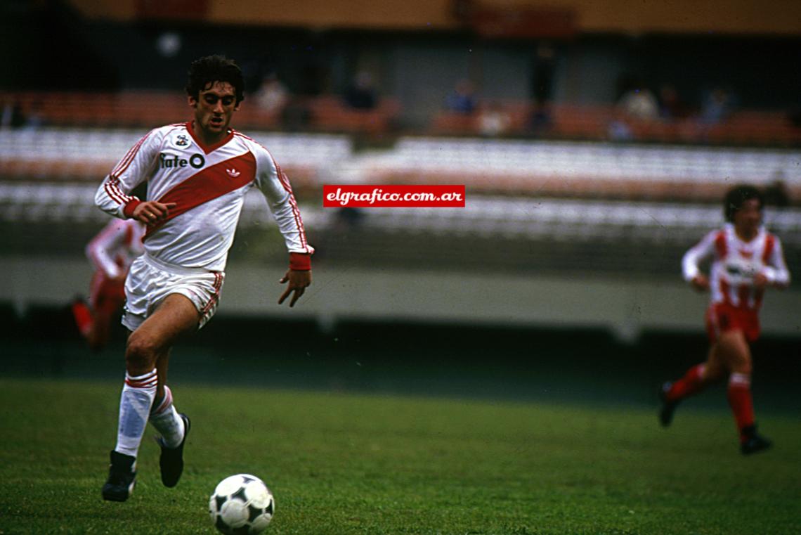 Imagen Dueño de una gran técnica, su fina estampa en la cancha se ajustaba al paladar histórico de los hinchas de River.