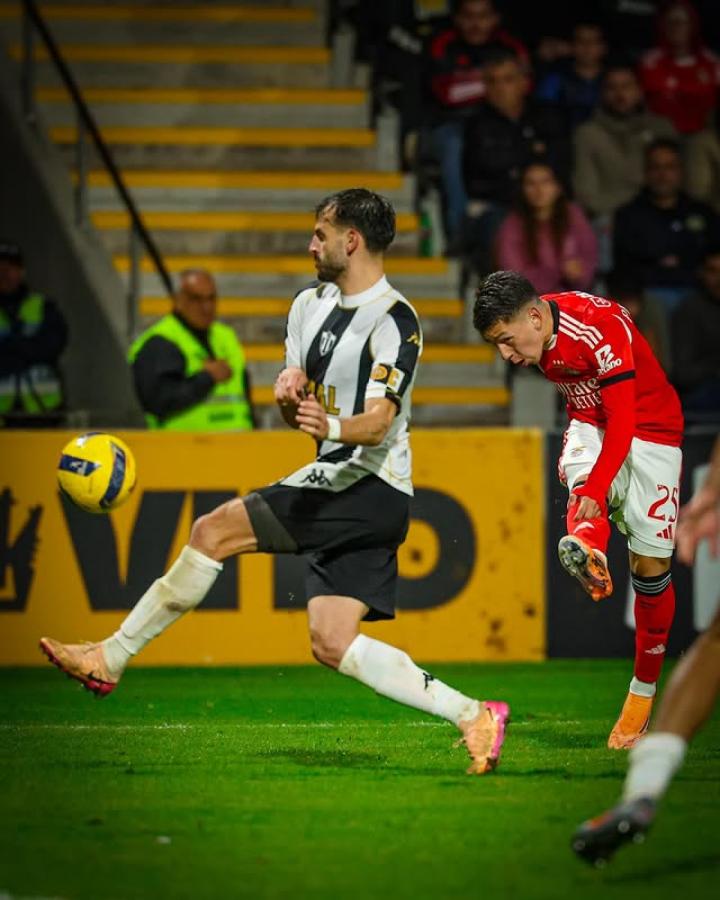 Imagen Prestianni ya sacó el potente derechazo para el 1-1 parcial de Benfica.