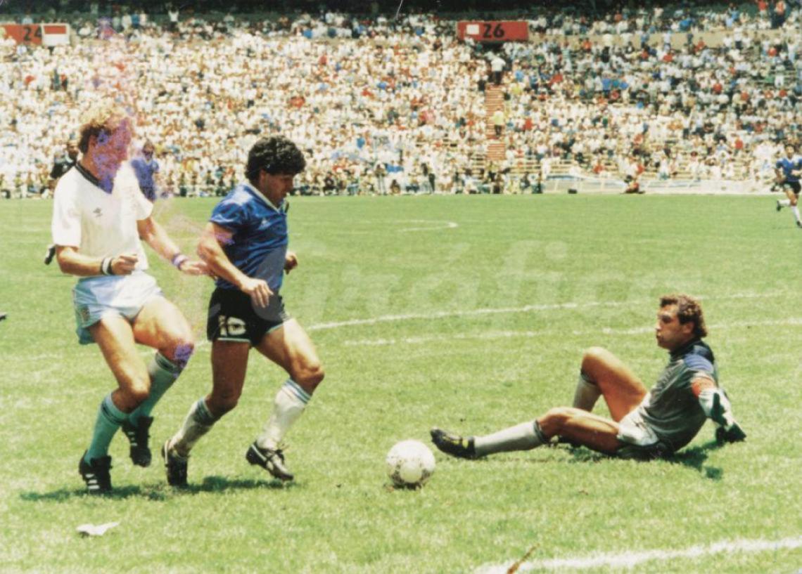 Imagen Diego Armando Maradona en el instante previo a convertir el gol más grande de todos los tiempos.
