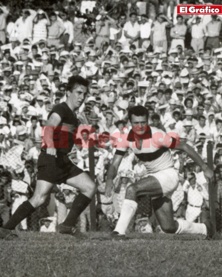 Imagen Una acción de Olimpia-Boca, el 7 de abril de 1963