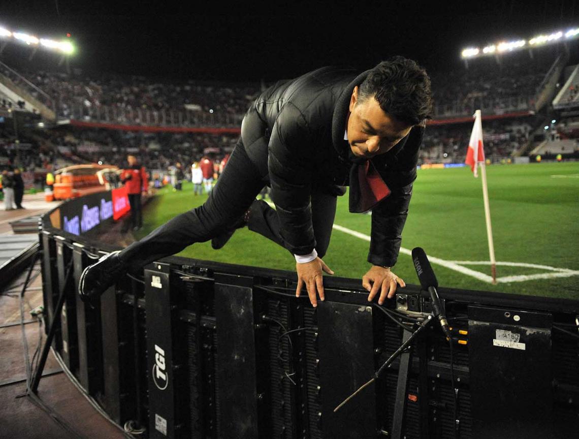 Imagen La salida del Muñeco. Marcelo Gallardo no encontraba espacio para salir por los carteles publicitarios, mientras era ovacionado por todo el estadio, decidió saltar el obstáculo, los hinchas lo despidieron con el tradicional saludo: ¨Muñeco, Muñeco…¨