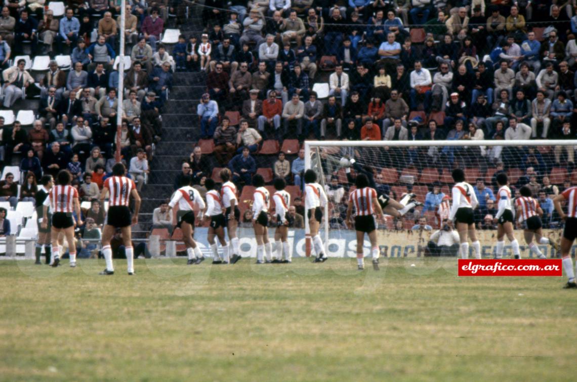 Imagen La foto corresponde a julio de 1980. Fillol vuela y evita el gol rival.