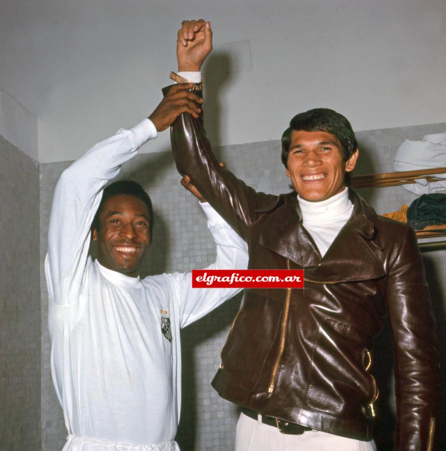 Imagen Pelé le levanta la mano. Se encontraron en Roma en 1971, cuando Monzón iba a Montecarlo a darle revancha a Benvenuti.