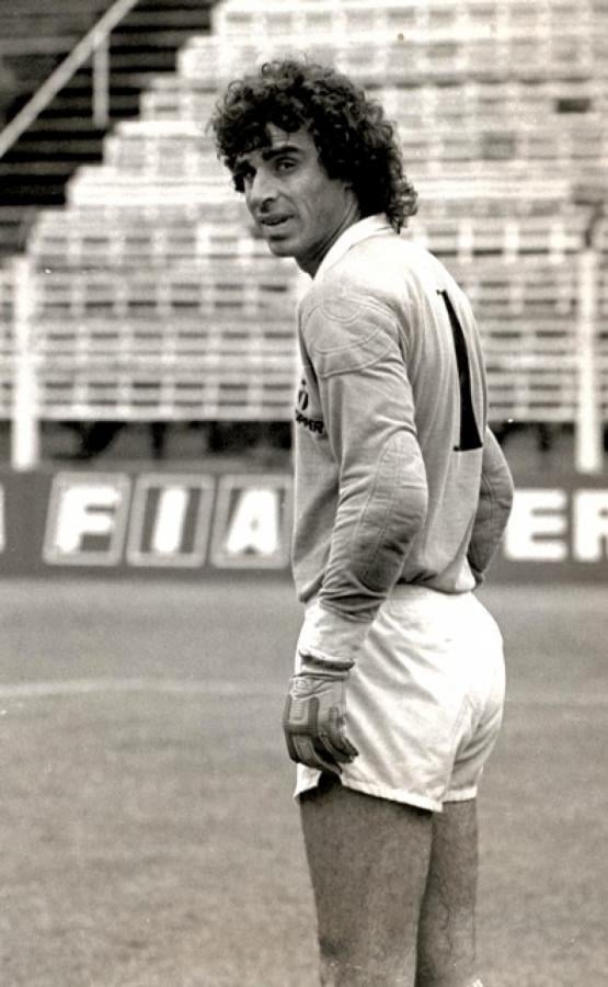 Imagen Después de Ferro, una temporada en Boca como suplente de Hugo Gatti, una en Deportivo Armenio, de su carrera como jugador en Chacarita, y después en Belgrano de Paraná, que perdió ante Belgrano de Córdoba una eliminatoria para ingresar al Campeonato Nacional