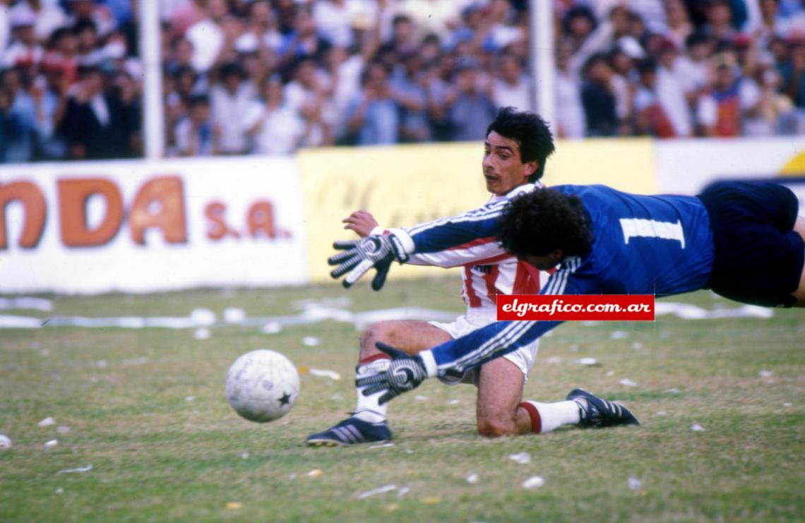 Imagen El gol que liquidó todo: el toque de derecha de Jorge Orlando López y esa estirada inútil del arquero Merlo. Iban 68 minutos, el contraataque funcionó y después de una pared con Campos llegó este golazo.