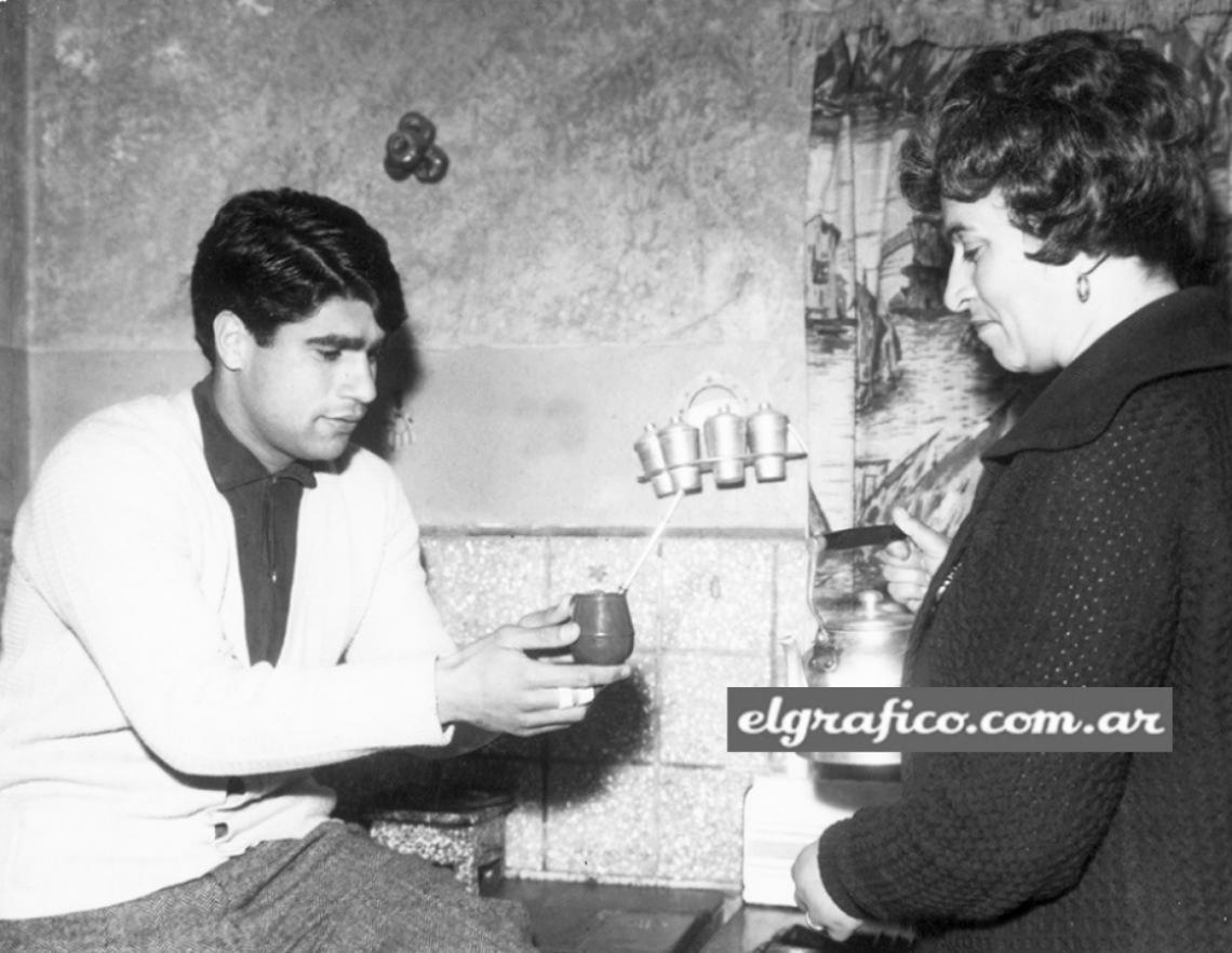 Imagen Tomando mate con su querida madre Ana Amelia Salinas, en la nota de El Gráfico. Pedro se quedó sin padre a los 17 años y es hijo único.