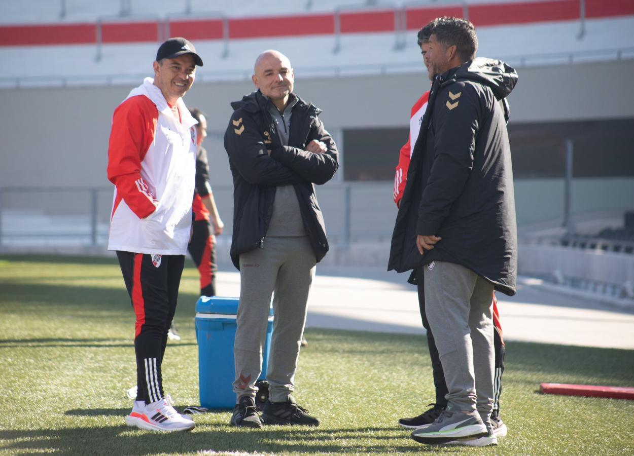 Imagen Clima distendido entre los cuerpos técnicos de River y Platense. Foto: Prensa CAP