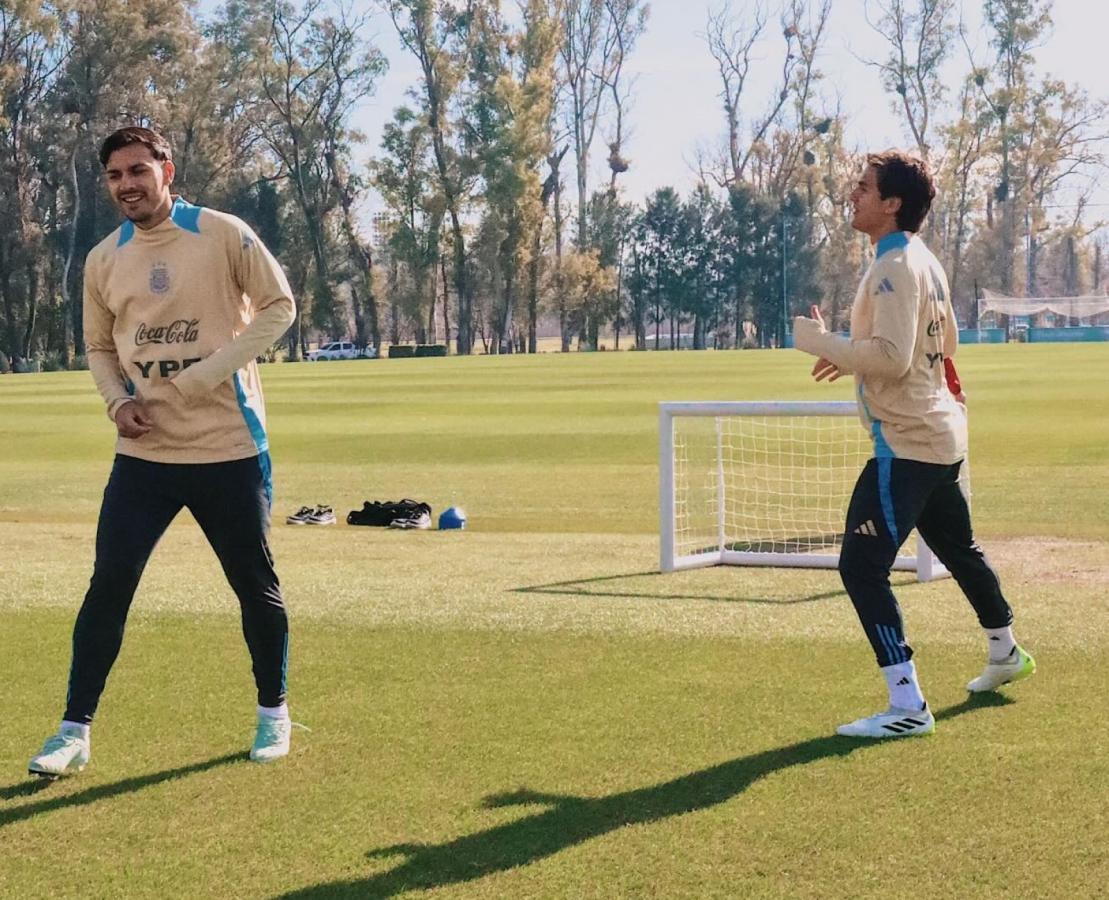 Imagen Paredes y Dybala se entrenaron en el predio de la AFA en Ezeiza