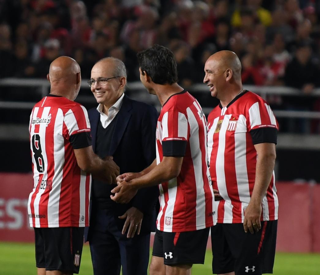 Ya con las glorias en la cancha, Alejandro Sabella disfruta el momento.