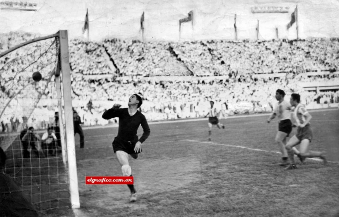 Imagen Así fue “el gol de América” de Rinaldo Martino: arrancó y eludió a Sarro. Salieron a marcarlo Obdulio Varela y Tejera, los gambeteó a los dos. Se abrió hacia la izquierda y amagó hacerle un pase a Ferraro, el centrodelantero argentino. Lo usó como distracción, porque ya había visto la posición del arquero. Simuló un centro y la colocó de chanfle por arriba de la cabeza de Máspoli, desde una posición incómoda sobre el lado izquierdo (Foto).