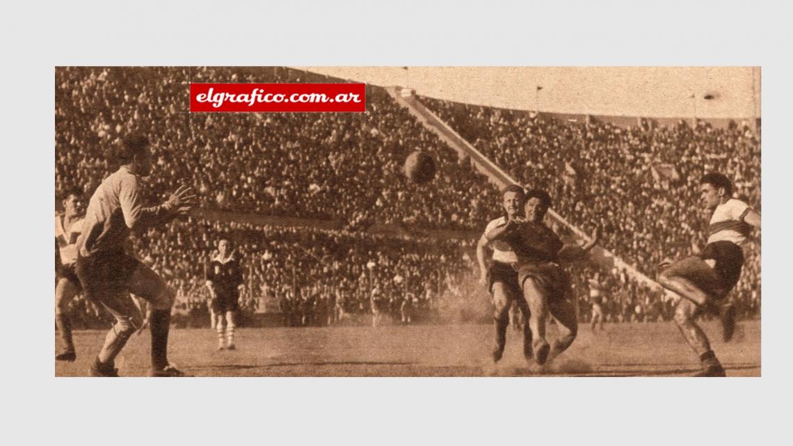 Imagen Una entrada de Bravo a poco de comenzada la segunda etapa termina con un shot que hace pasar la pelota por sobre el travesaño arañando la madera. Durante el segundo período Huracán gestó situaciones dificilísimas para Gimnasia.