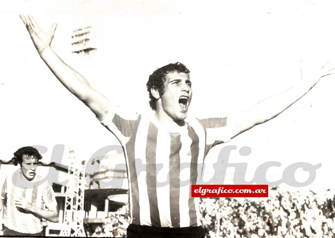 Mastrángelo festeja el segundo gol de la jornada.