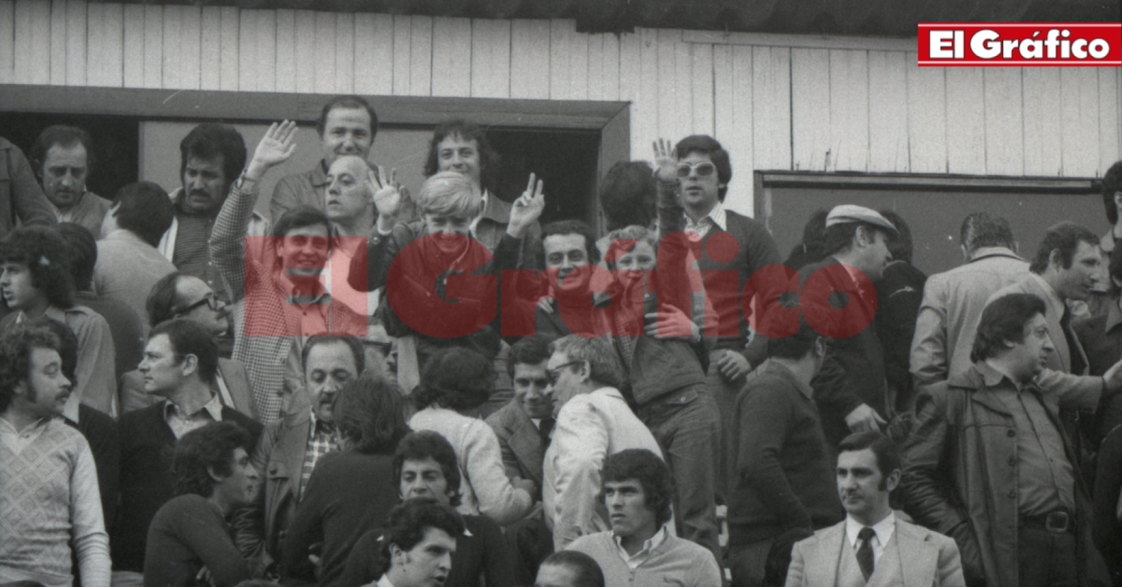 Imagen Los periodistas de El Gráfico presentes en esa tarde: Onésime y Orcasitas (saludando) y Ernesto Cherquis Bialo (a la derecha de la imagen).