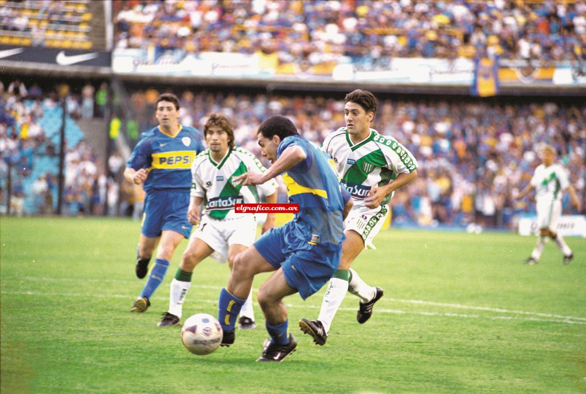Carlitos debutó en Boca en 2001.