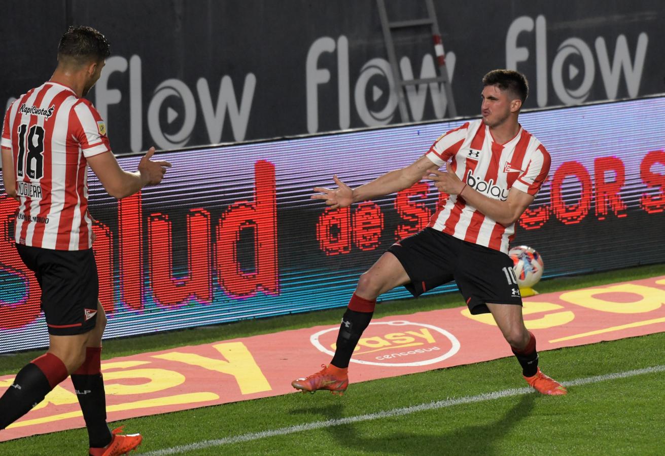 Imagen Gustavo Del Prete abrió el marcador con un potente cabezazo. Foto: Fotobaires