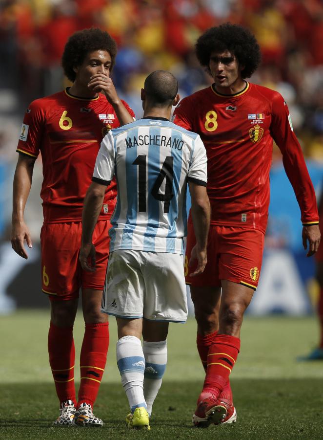Imagen El volante de rulos prominentes protagonizó esta conocida foto con Javier Mascherano. Foto: AFP